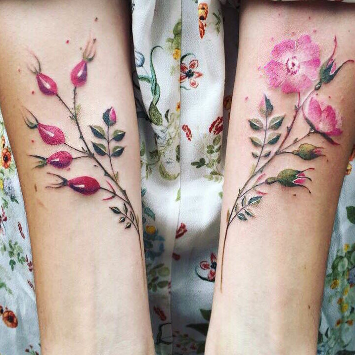 Tatouage de fleur rose à portée de main pour les femmes