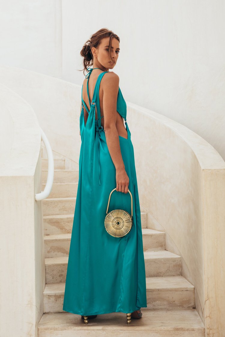 Genti de mana din lemn invitat nunta petrecere de vara rochie maxi turcoaz fara spate