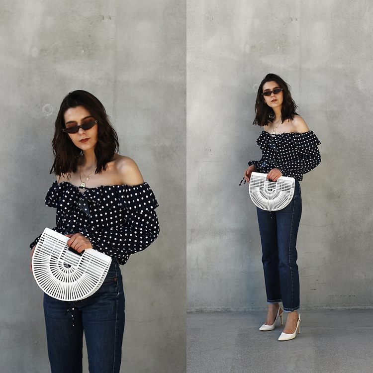 Genti de mână din lemn bluză fără bretele blugi model buline tocuri înalte