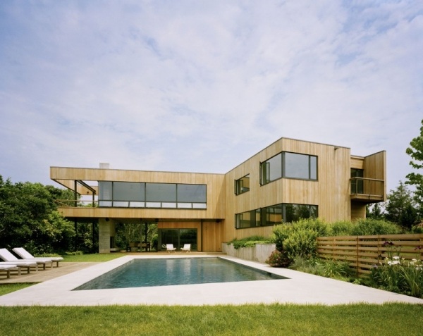 piscina curte casă pe malul de design modern Casă în curte cu piscină pe mal, cu design modern
