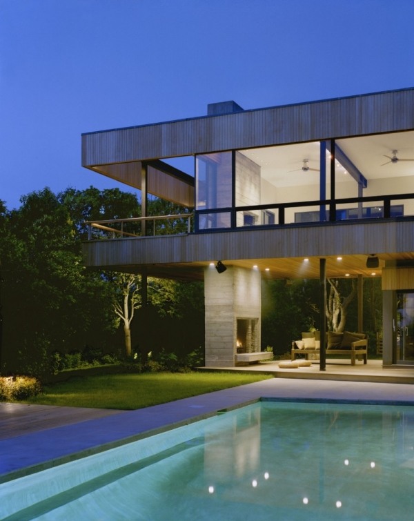piscină în casa de seară de pe mal cu un design modern