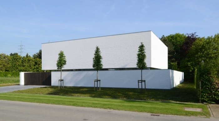 Proiectare casă în Belgia - design simplu de grădină cu copaci amenajare case în belgia copaci moderni de fațadă albă