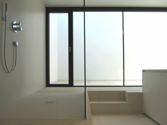 Amenajare baie cu duș la pardoseală baie design duș modern la același nivel cu pardoseala din sticlă
