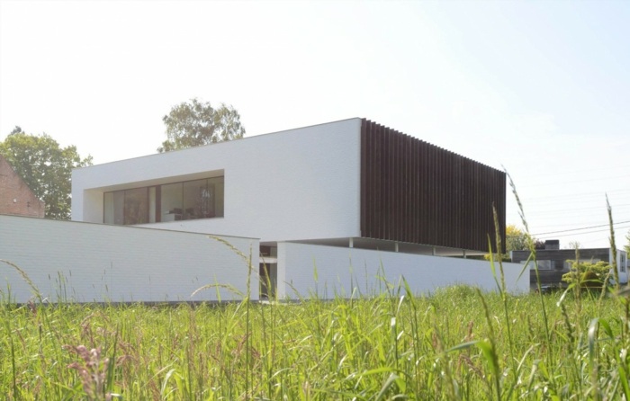 Designul casei din Belgia din lateral amenajare casa moderna fereastra alba lemn fatada perete gazon
