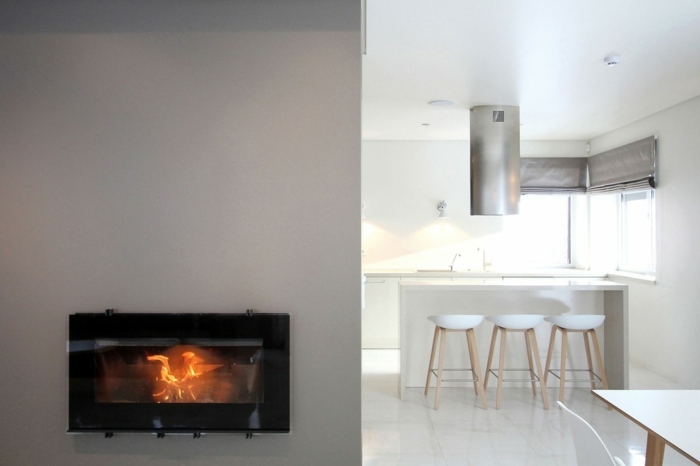 Mobilierul de bucătărie în alb este foarte modern mobilier casă șemineu bucătărie taburet bar perete clădire gri