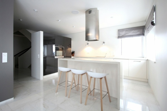 Bucătărie modernă în casă în luciu alb și negru mobilier casă bucătărie extractor scaun bar dulapuri lucioase