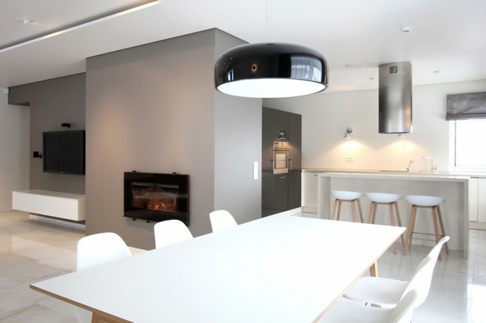 Interior modern de living cu șemineu și masă sufragerie masa bucatarie semineu camera de zi lampa podea cu gresie