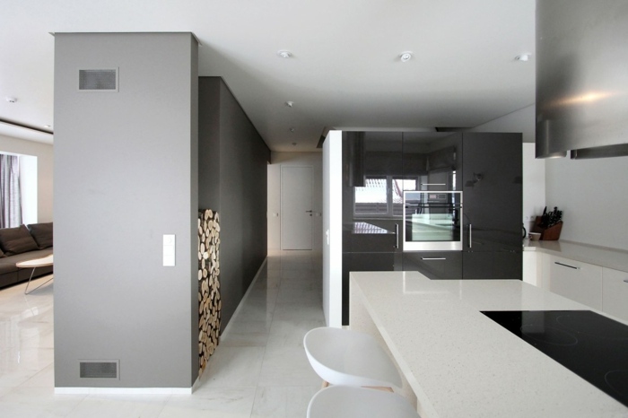 Stilul de mobilier din casă a fost ales monocrom mobilare hol minimalist monocrom gri alb bucătărie