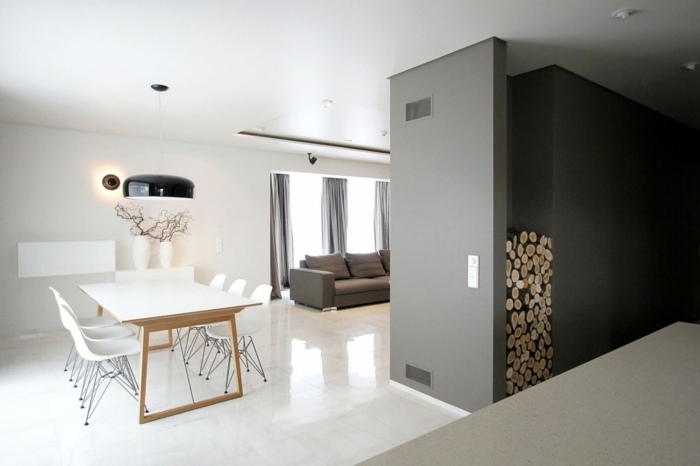 Ideea de proiectare a casei - stocați lemnul de foc într-o nișă de perete design in stil monocrom masa de luat masa lemn lemn perete design