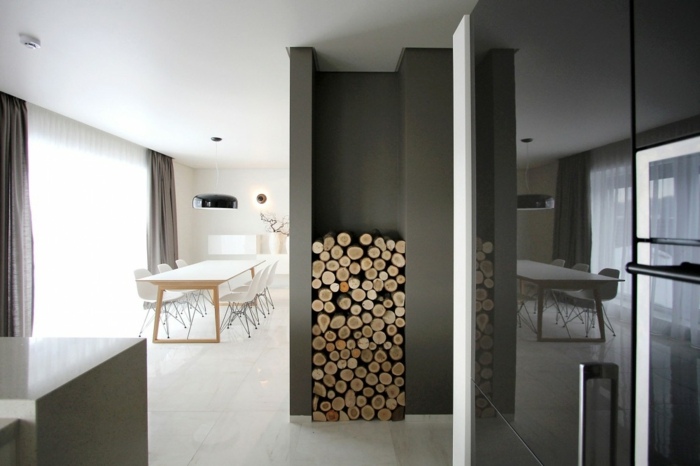 Mobilier pentru casă - Ferestrele mari oferă multă lumină în interior mobilier lemn de foc design minimalist bucatarie negru lucios