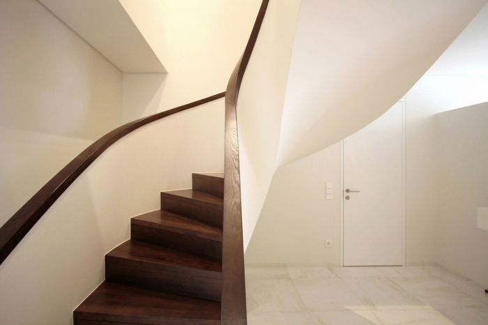Mobilier pentru casă - Scările sunt îmbrăcate în lemn de culoare închisă design scari mobilier lemn coridor usa garaj