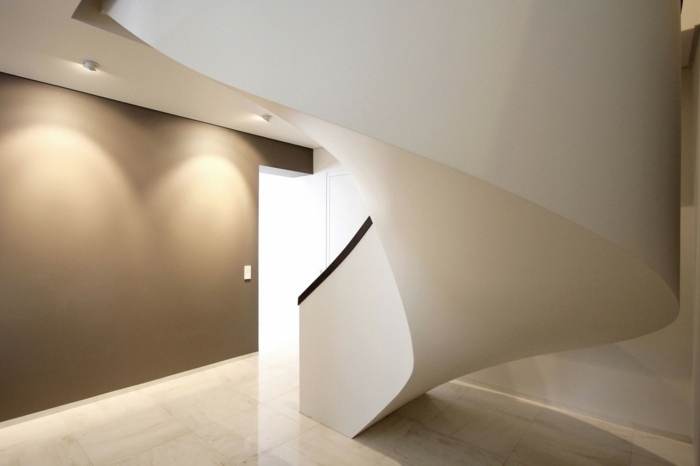 Mobilier în casă - scara impresionantă din spate scară în spirală mobilier modern balustradă culoare perete gri