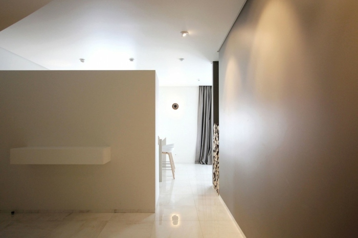 Mobilier simplu pe hol casă structură rezidențială hol coridor perete clădire gri gresie piatră alb luciu lucios