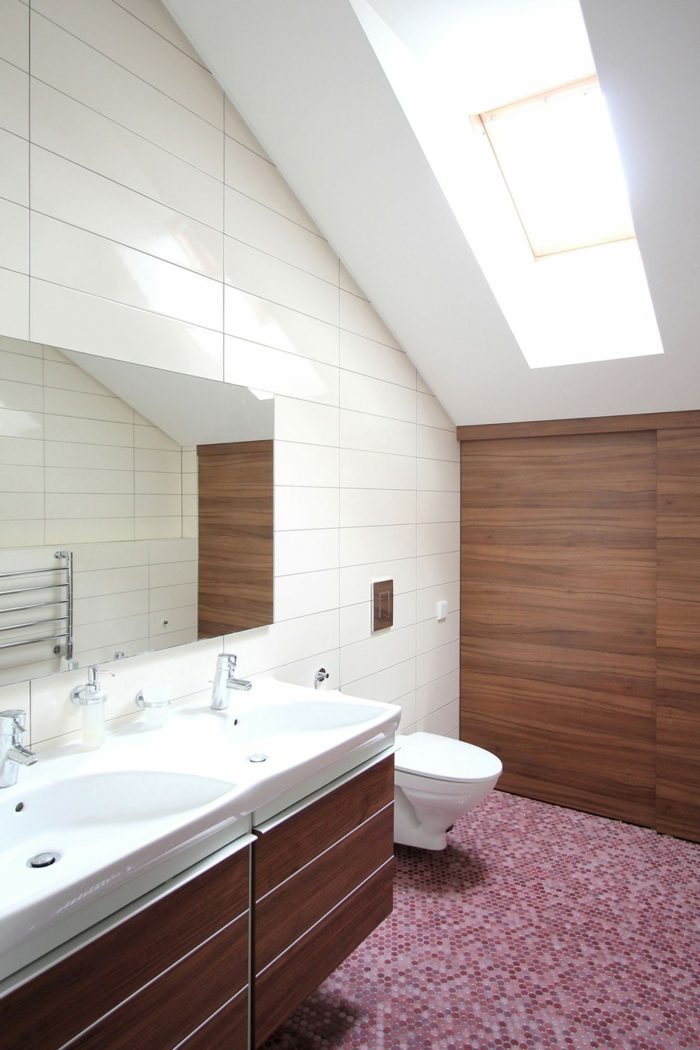 Mobilier cald în baie casa baie mozaic bordeaux rosu consola luminator din lemn