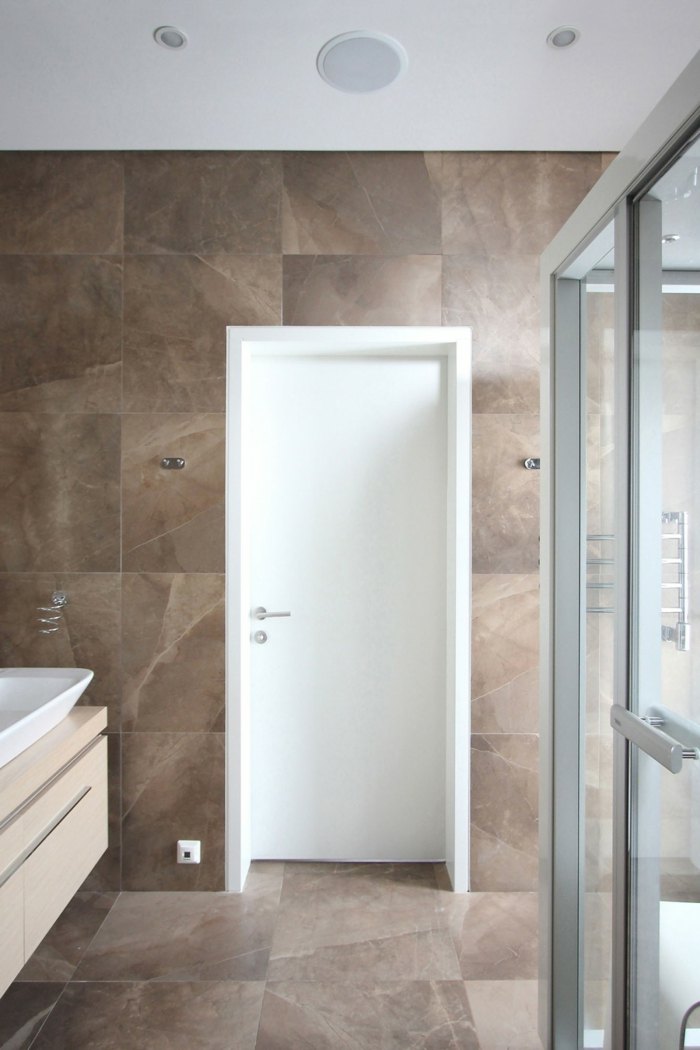 Ideea de amenajare luxoasă realizată din plăci de piatră gresie, piatră, baie modernă, consola ușii dușului