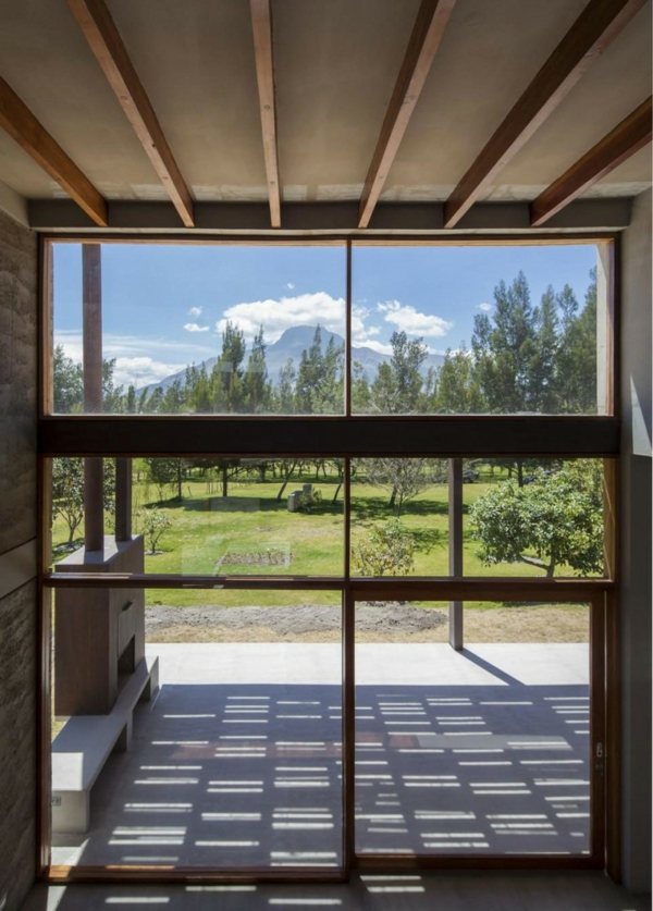 Vedeți ușa din sticlă cu cadru metalic din lanțul montan