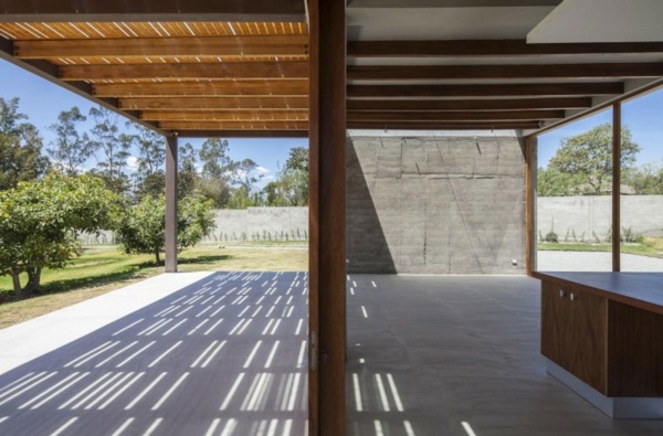 Fațadă din sticlă acoperiș de soare casa de bambus Anzi