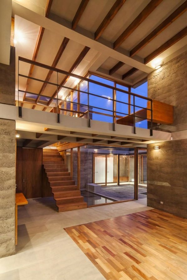 Intrare încastrată din lemn de beton pe două etaje