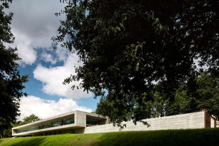 Casă în Portugalia și terasa cu piscină casa din beton portugal design simplu de arhitectura