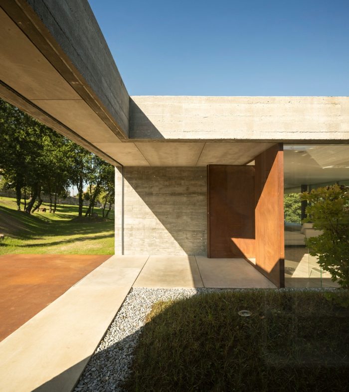 Casa din Portugalia este din beton și oțel ruginit casă zambad beton rugină design oțel în aer liber în aer liber