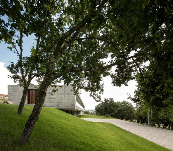 Casa și drumul spre garaj casa beton portugal garade gazon amenajare arhitectura