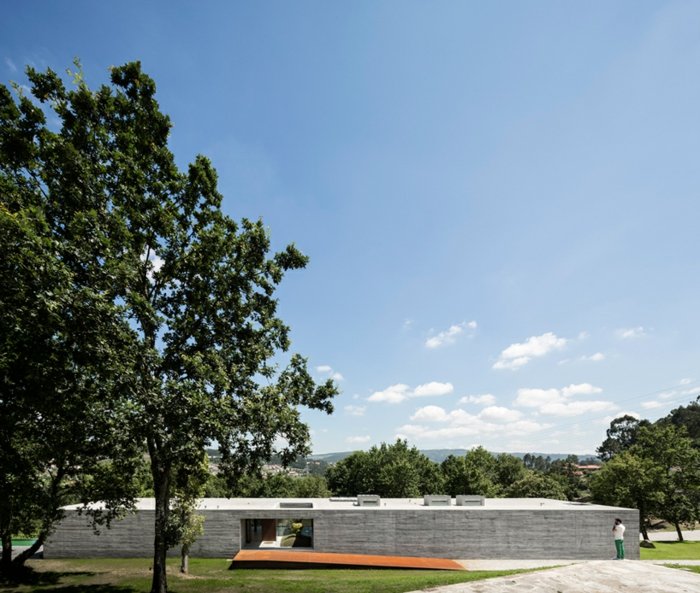 Ușa de intrare în casa din Portugalia cu rampă usa de intrare rampa otel rugina beton portugheza design modern