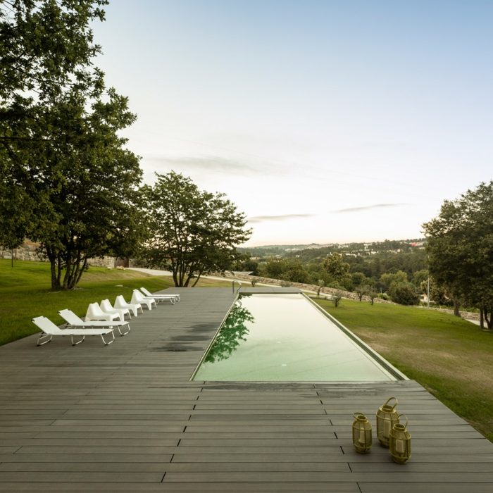 Casa are un patio cu piscină și o vedere minunată casă terasă podea din lemn piscină șezlonguri vedere grădină