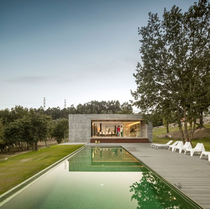 Piscina casei din Portugalia cu vedere spre sala de mese terasa terasa piscina podea din lemn scaune de terasa sala de mese