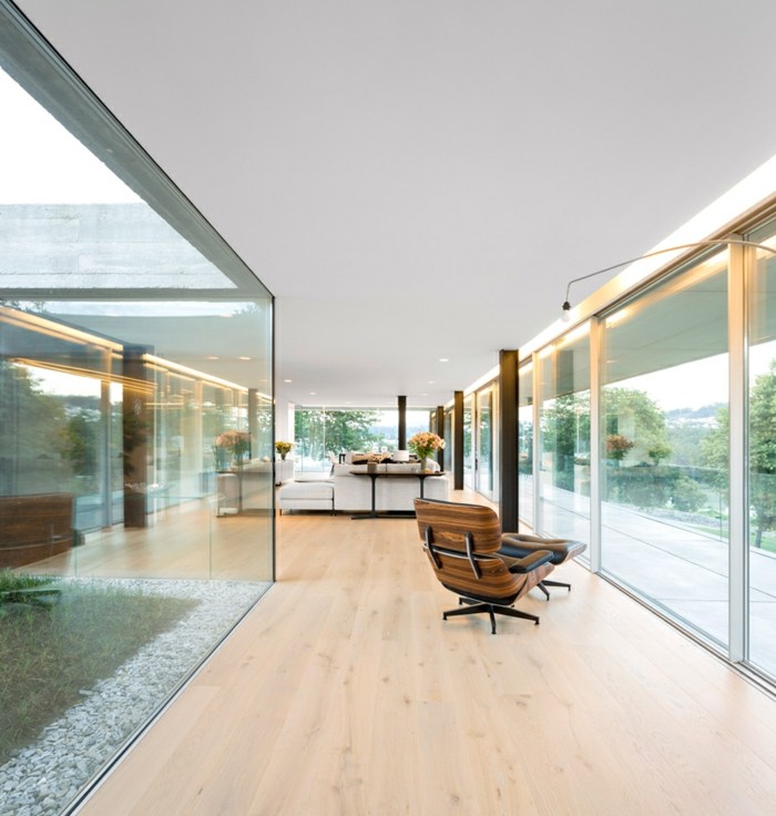 Livingul casei are vedere la canapea și balcon living casa portugal canapea laminata moderna simpla