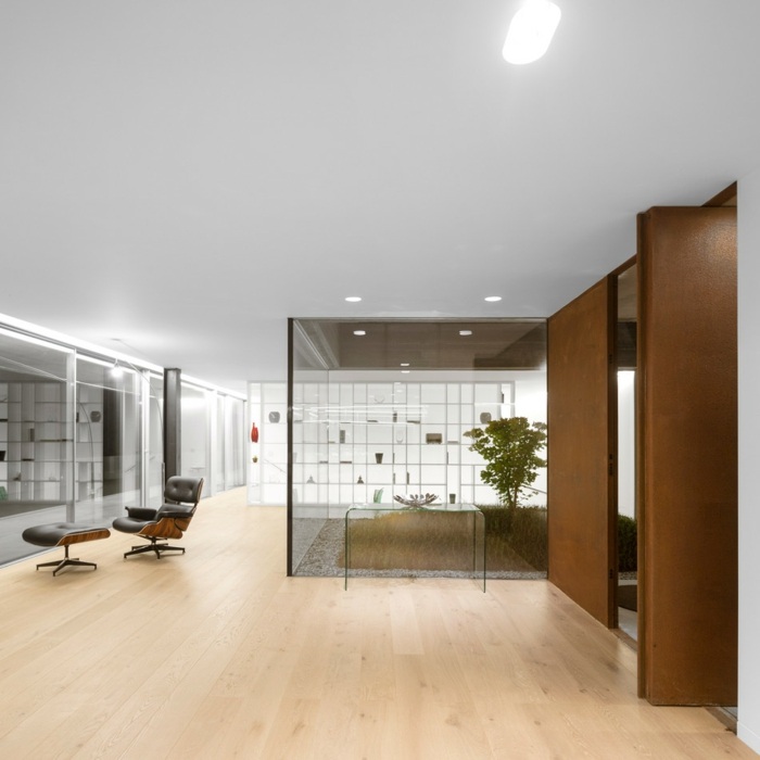 Casa cu holul de intrare - o podea din laminat hol de intrare casa portugal laminat sticlă modernă