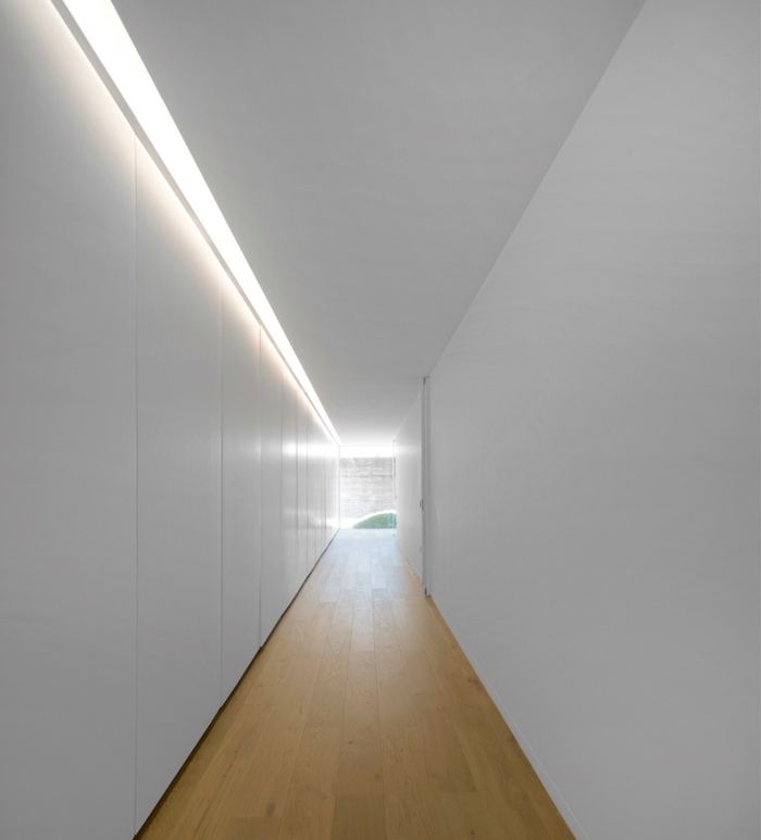Casa are un coridor alb simplu casa in portugal pereti albi tavan parchet laminat