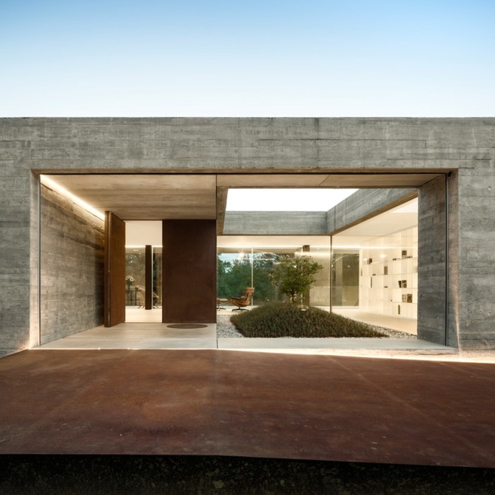 Intrarea în casă, care se află în Portugalia casa design modern intrare curte din beton