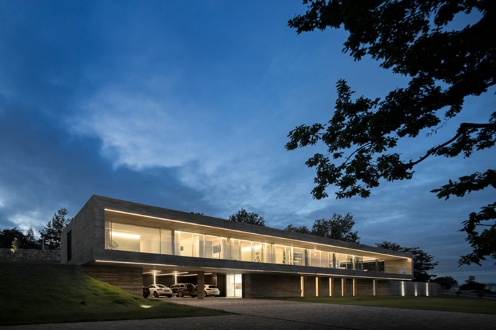 Casa noaptea - luminile creează un efect extraordinar casa portugal sambad balcon noapte sticla perete garaj beton