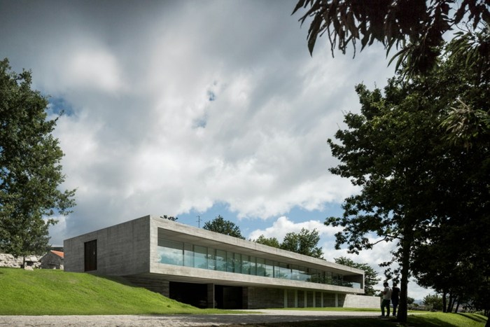 Casă în Portugalia - un design modern, cu o vedere minunată casă în portugal perete din sticlă de beton balcon vedere
