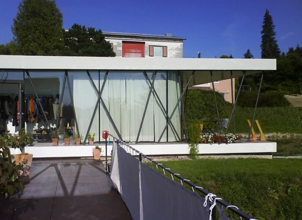 grădină de vacanță inovatoare cu un etaj interesantă arhitectură minimalistă - perete de sticlă