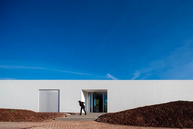 față cu intrare și protecție solară împotriva lamelelor lângă ușile de sticlă