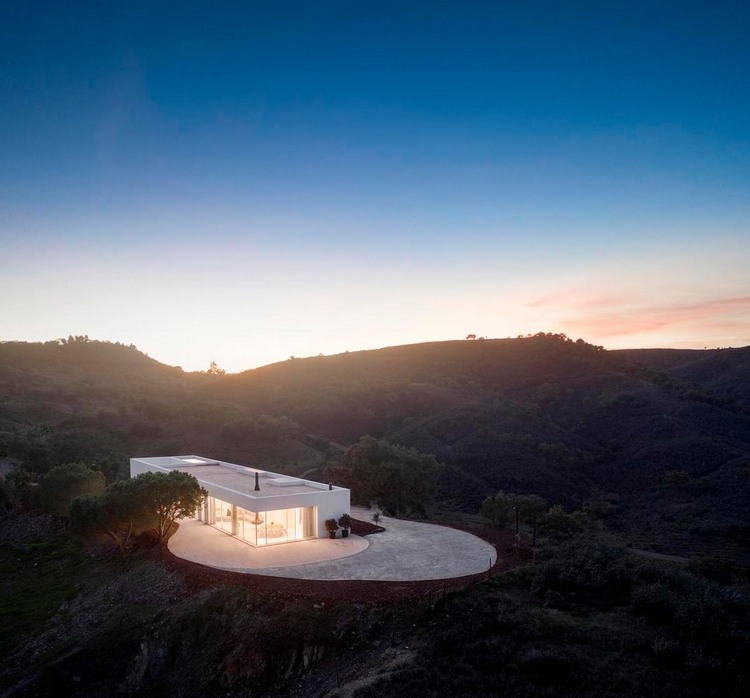 apusul și seara luminează casa în mijlocul muntelui