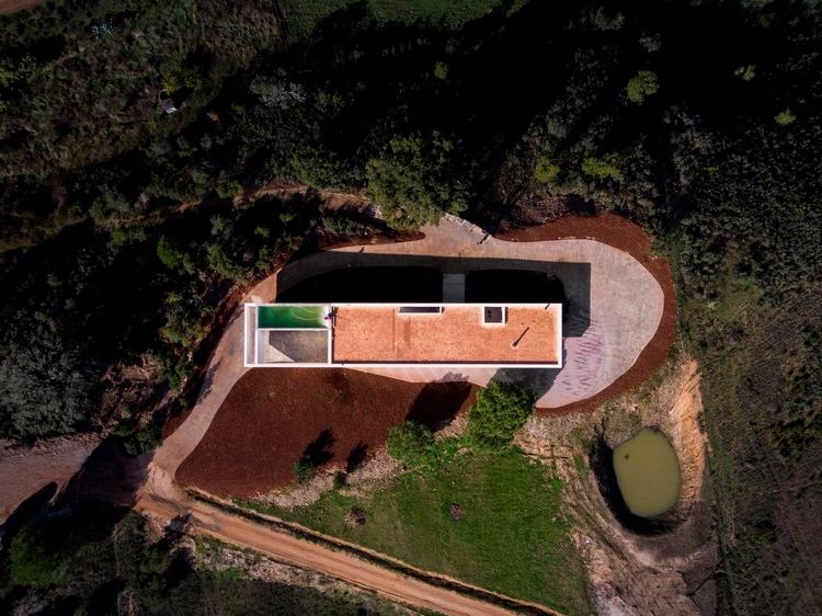 Acoperișul casei de design din sudul Portugaliei, cu piscină pe acoperiș și peisaj fondator cu vedere