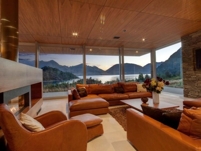 mobilier din piele casă confortabilă cu vedere la lac în Noua Zeelandă