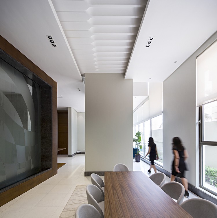 clădire intrare formă lemn lung masă zonă de luat masa modern fereastră covor