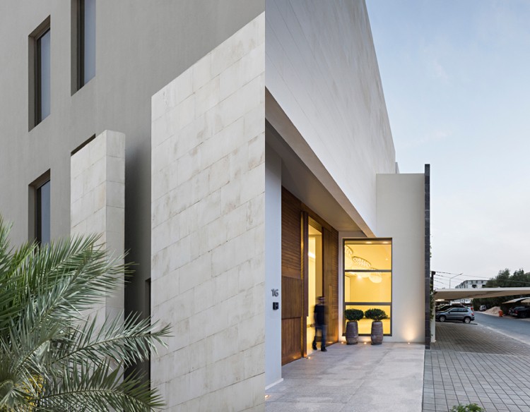 design intrare casă casă unifamilială ușă din beton din lemn fără geamuri