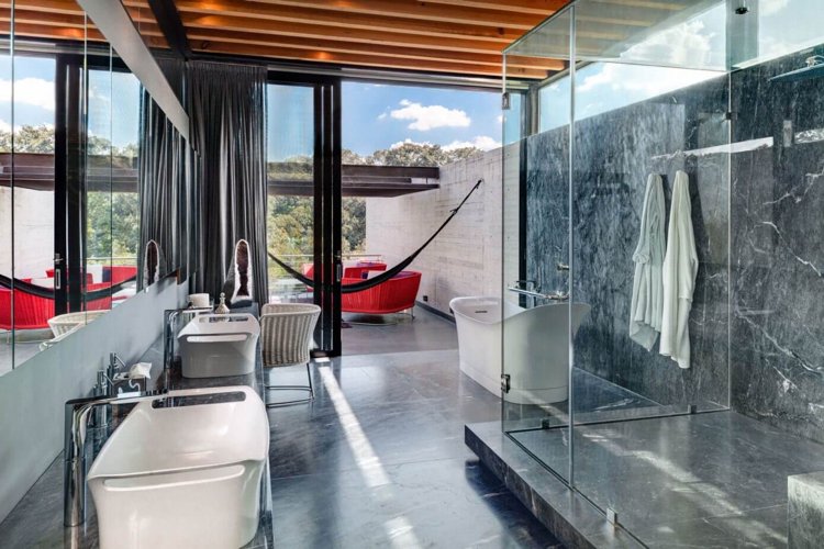 estetica moderna in baie cu acces direct la terasa fatada casei-sticla-estetica-moderna-interior-baie-lux-gri-piatra naturala
