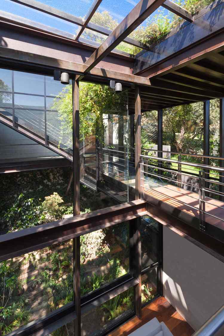 Vedere din interior prin pereți și acoperiș din sticlă casă fațadă-sticlă-modernă-estetică-interior-terasă-oțel-construcție-scări-natură