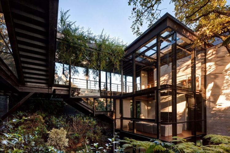 Fațada casei din sticlă și interior modern - casă de lux în Mexico City casă-fațadă-sticlă-estetică-modernă-exterior-natural-plantă-oțel