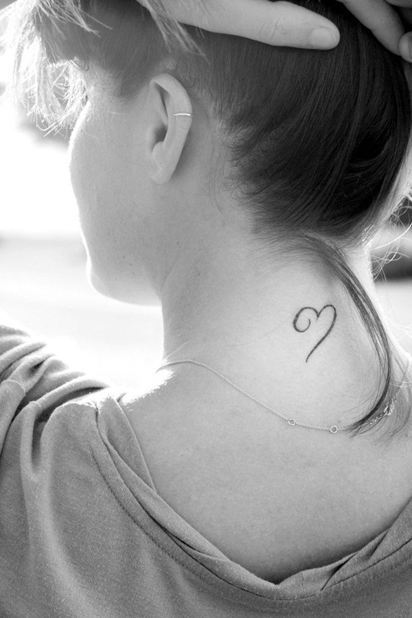 Širdies tatuiruotė ant kaklo
