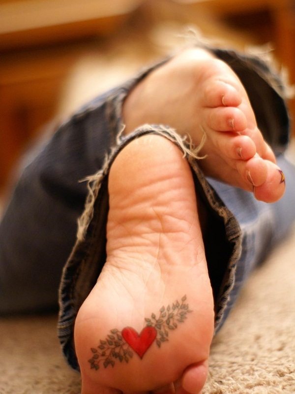 Tatouage coeur sur pied pour femme