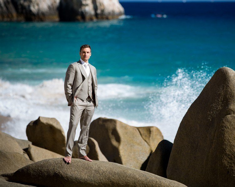 Nunta pe plajă - mirele în culoarea bej Nunta Beach Brew Tigam Costum Vest Vest Sand Color