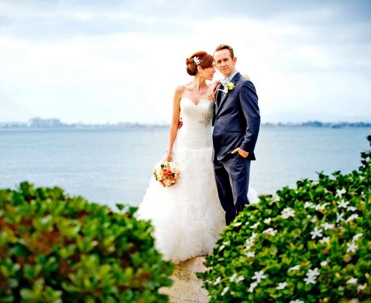 Nuntă pe plajă - dr mirele poartă costum bleumarin Nunți-plajă-costum-gri-închis-galben-butonniere