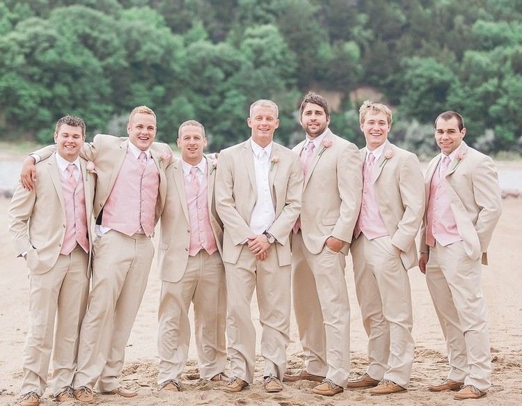 Costume de culoarea nisipului și vestă roz pentru nunta de pe plajă Nunți-plajă-roz-culoare pastel-vestă-bej-pantofi-culoare-nisip-costume-mire