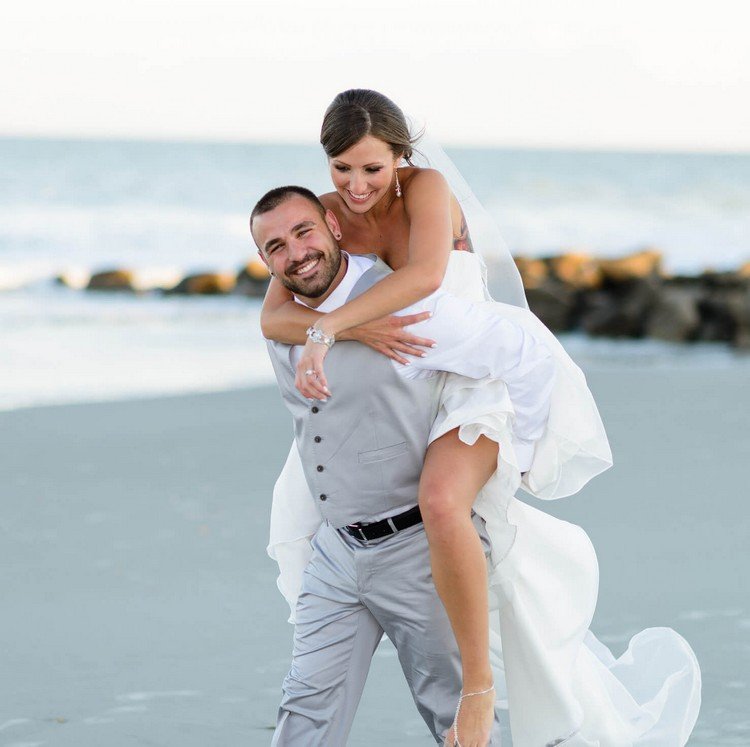 Purtând costum gri la nunta de pe plajă Vestă de nunta-plajă-costum-gri-mire